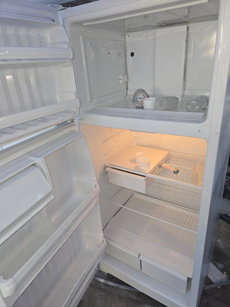 Hotpoint Fridge By General Electric Apt Size 28 By 64 High