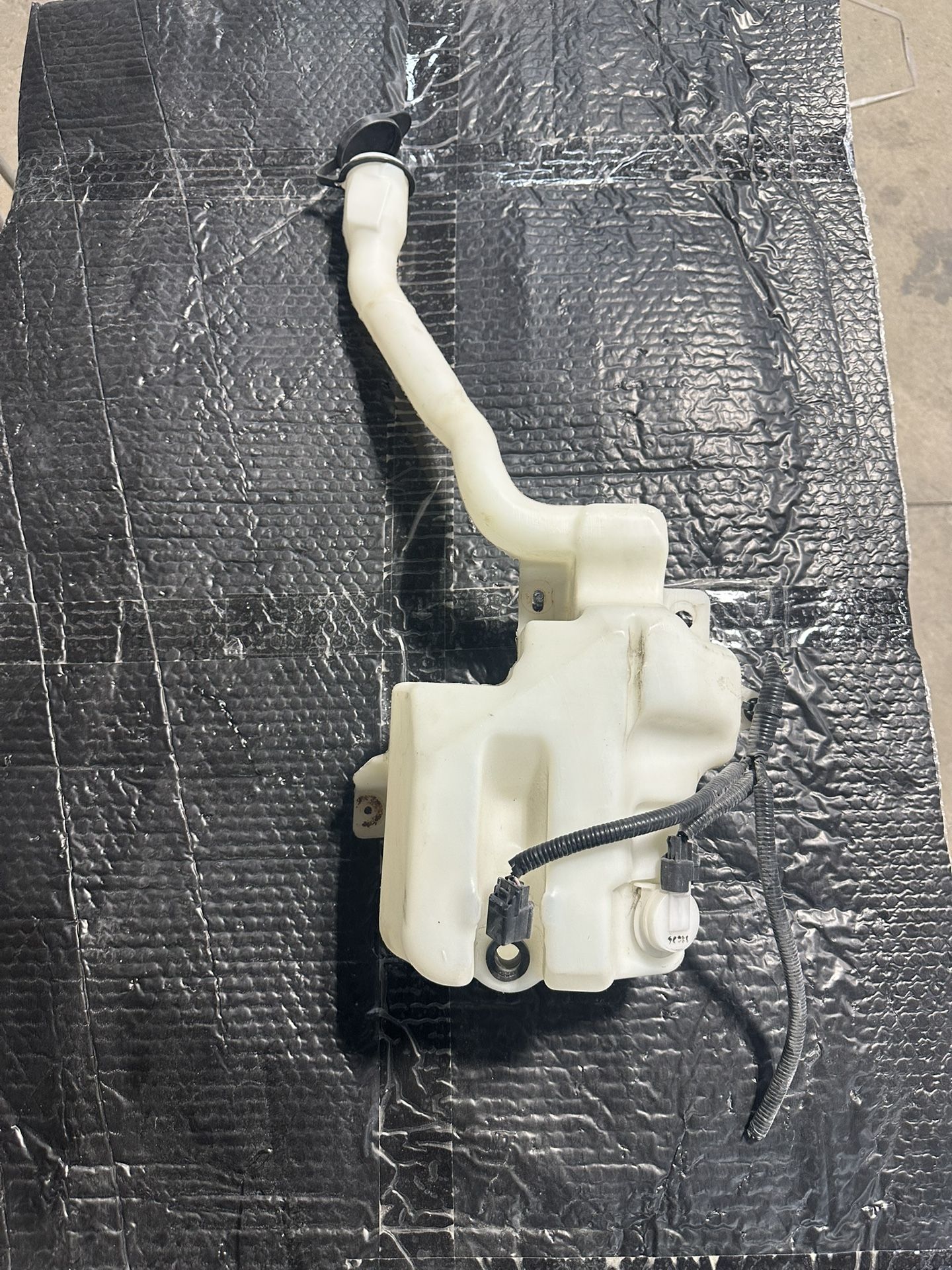 11-15 Ford Explorer Windshield Washer Reservoir Bottle