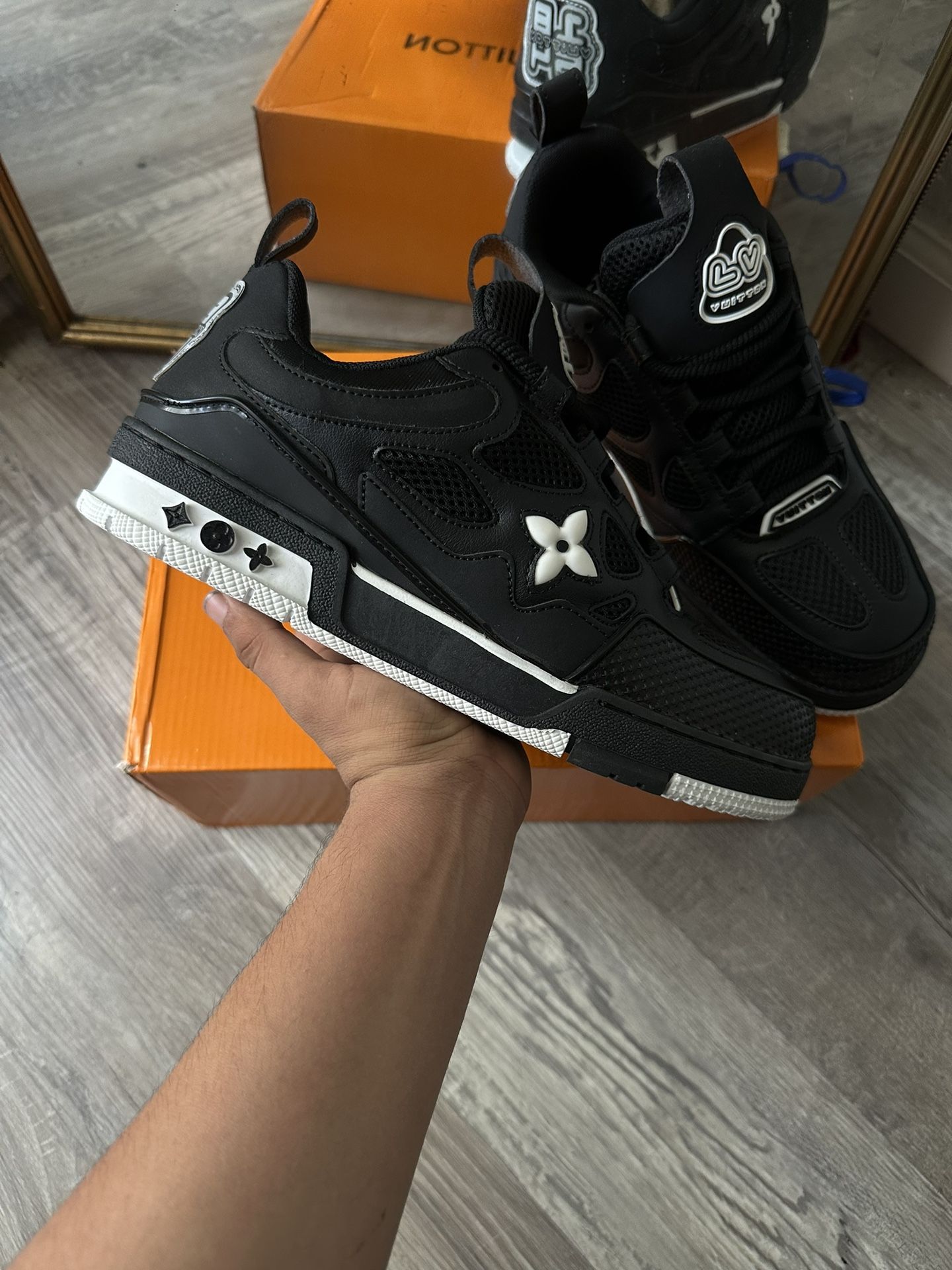LV Stake All Black
