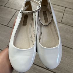 Girls Size 4 White Flats With Rhinestones 