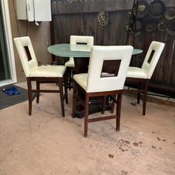 Dining Table With 4 Lether Chair  In Good Condition 