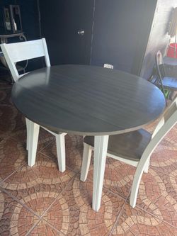 Round dinning table with 2 chairs