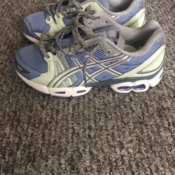 size 10.5 womens / 9  mens asics gel nimbus