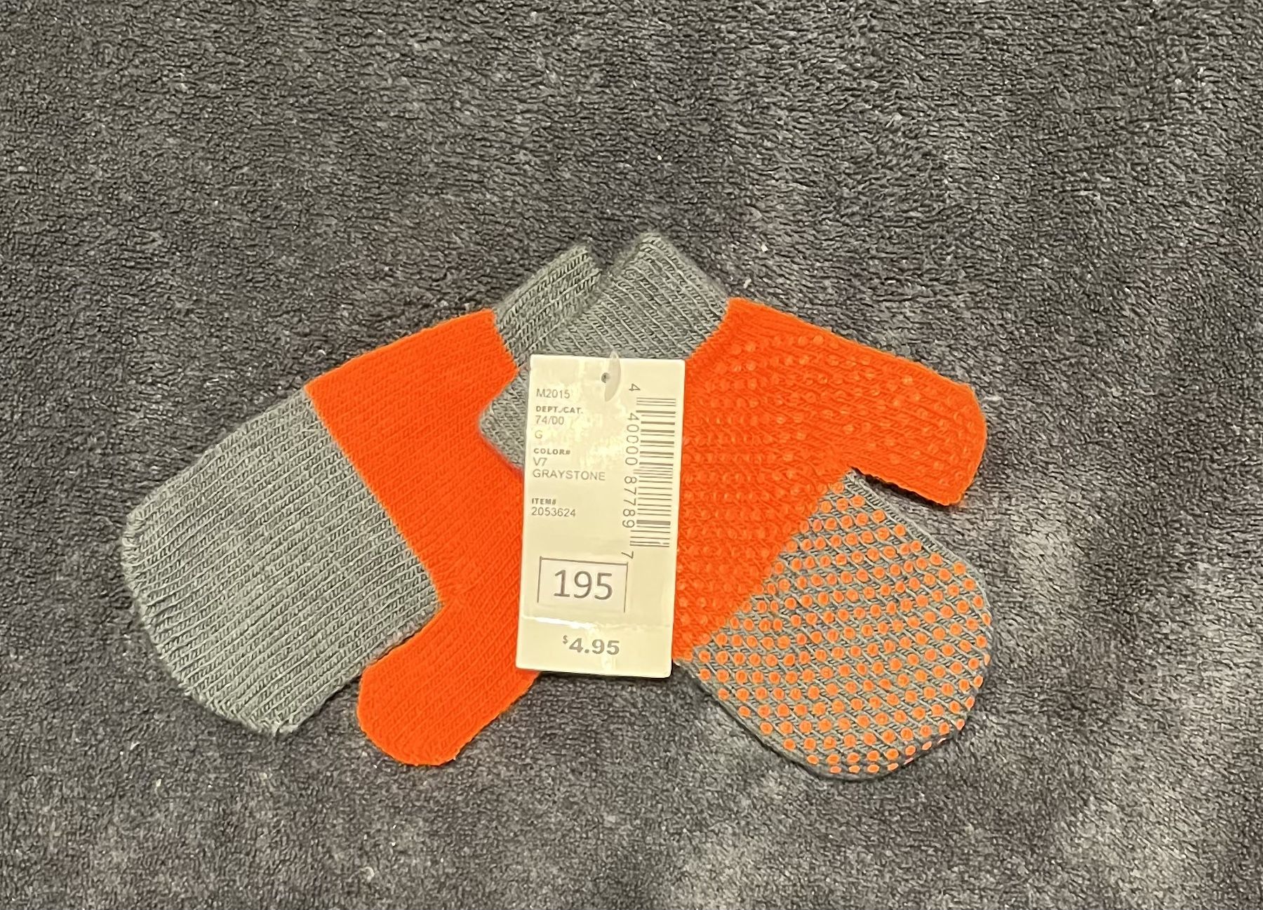Boy’s The Children’s Place Orange and Gray Mittens One Size Ages 0-1 Year. NWT. This is a nice pair of boy’s orange and gray mittens.They feature sli