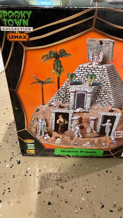 Spookytown Halloween Pyramid