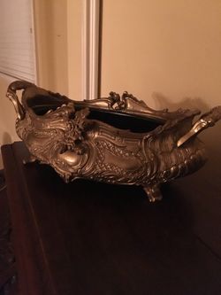 Display golden vase