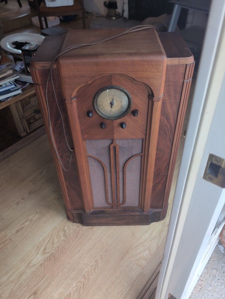 Wards Airliner Stand Radio Pre -1940's