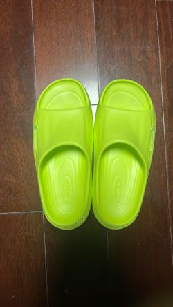 Nike slides men’s size 6