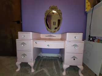 Girls Vanity, Mirror And Carpet
