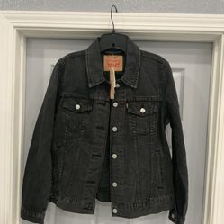 New women’s Levi’s size L!! $45 Firm 