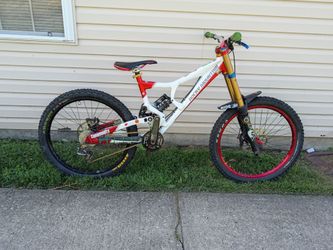Rocky mountain flatline World Cup downhill bike rides shifts and stops GREAT AWESOME OPPORTUNITY TO GET A GREAT BIKE
