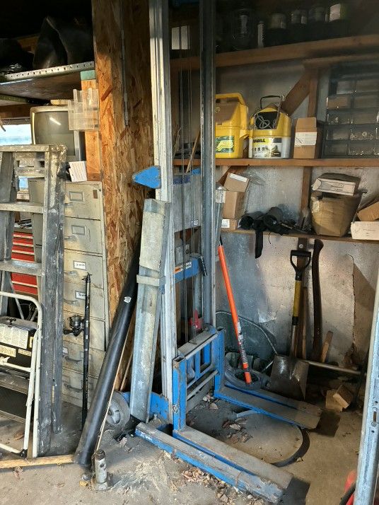 Genie Duct Lift With Outriggers