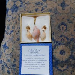 Sea Swirl Pendant Necklace And Matching Earring  Vintage 1974 From Avon 