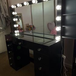 Vanity Reall Good It’s Basically New Never Put Heavy Stuff On it Always Took Care Of It And It All Works Look At Pictures Right 👍🏽
