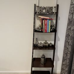 Leaning Shelve 