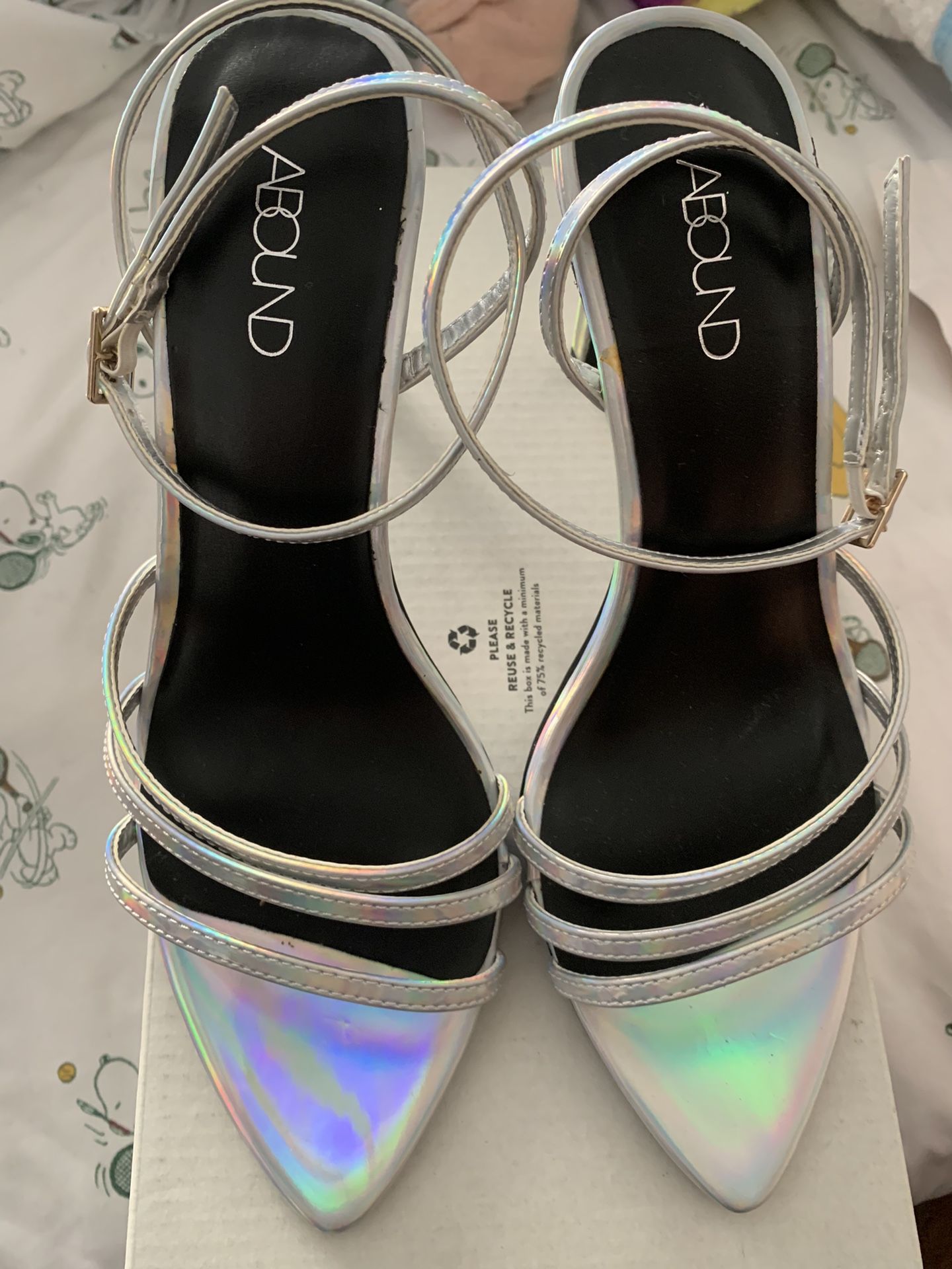 New 6.5 Heels Abound Iridescent $10