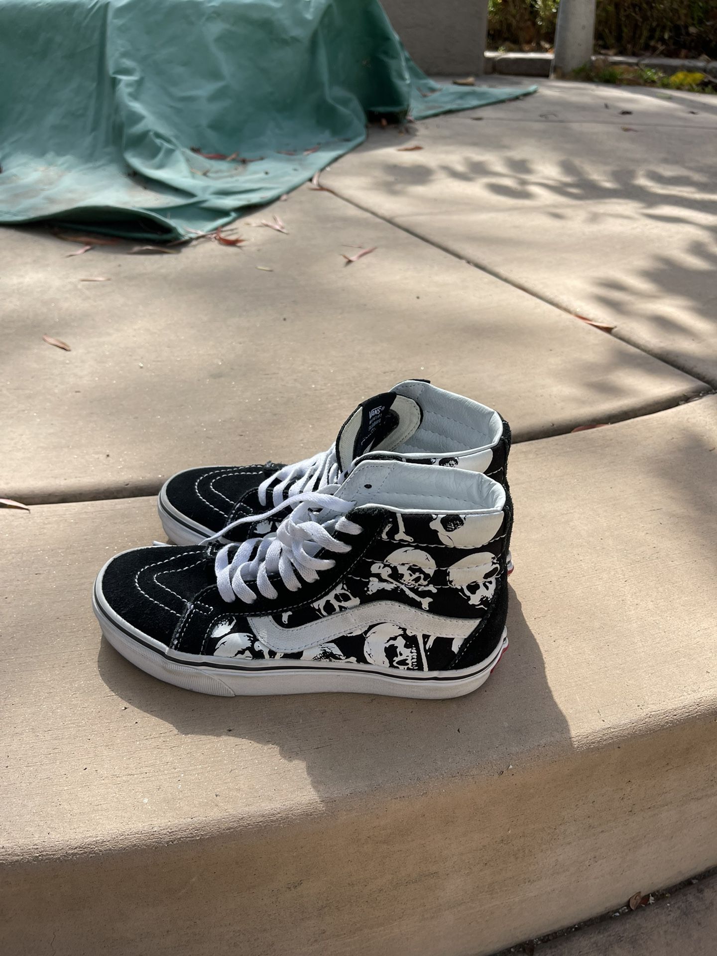Pre loved womens VANS shoes size 7 very clean wear couple times for Sale in Encinitas, CA OfferUp