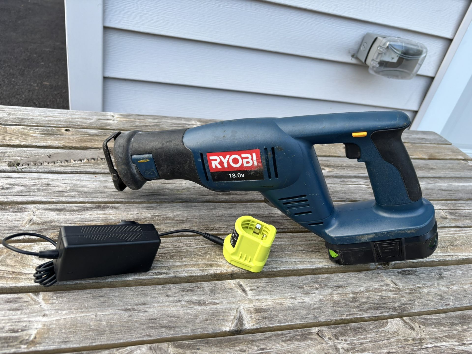 Ryobi Saw Sal With Charger And Batter