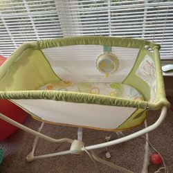 FISHER-PRICE ROCK WITH ME BASSINET