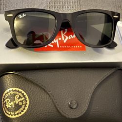 Brand New in Box -  RAYBAN ORIGINAL WAYFARER CLASSIC - Polished Black frame w/ Green Lenses