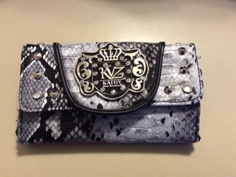 Wallet, NEVER USED, lots of compartments, (Kathy Van Zeeland) brand, NOT REAL LEATHER, meet at huddle house/exxon at 2426 e Lamar Alexander parkway M