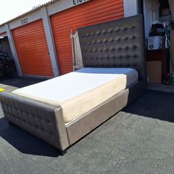 CAMA QUEEN SIZE CON COLCHONES 