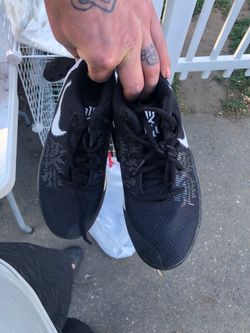 Kyrie flytrap 2 black/white 3.5Y