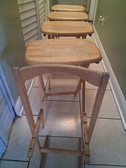 Juego De 4 mesas de madera  con base, Alto 26",Ancho 14",20"