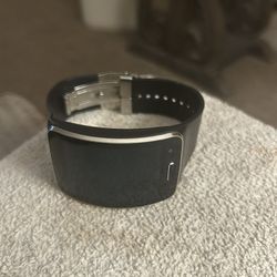 Samsung Gear S.   Apple Watch