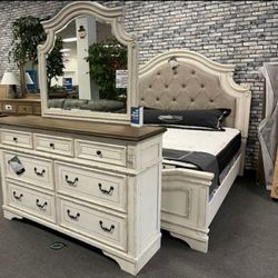 Realyn Chipped White Panel Bedroom Set