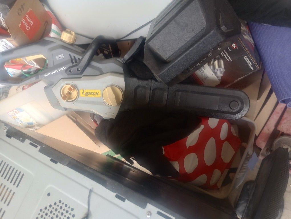 Lynx Chainsaw Like New With Removable Battery