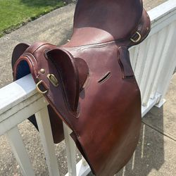 Australian Outback Saddle   unsure of brand in good condition