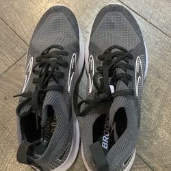 Women’s Brooks 10