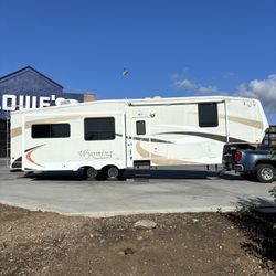 2008 5th wheel travel trailer, three large slide outs, master king bedroom