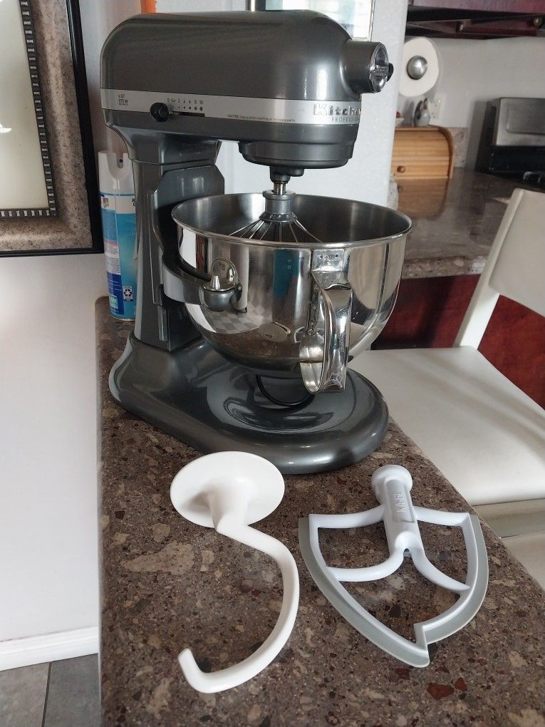 6QT KITCHEN AID CABINET IN EXCELLENT CONDITION LIKE NEW 