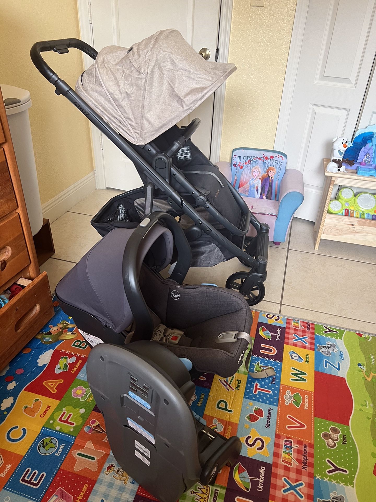 Black Uppababy Cruz V2 With Mesa Car Seat And Base And Brand New Bassinet V2