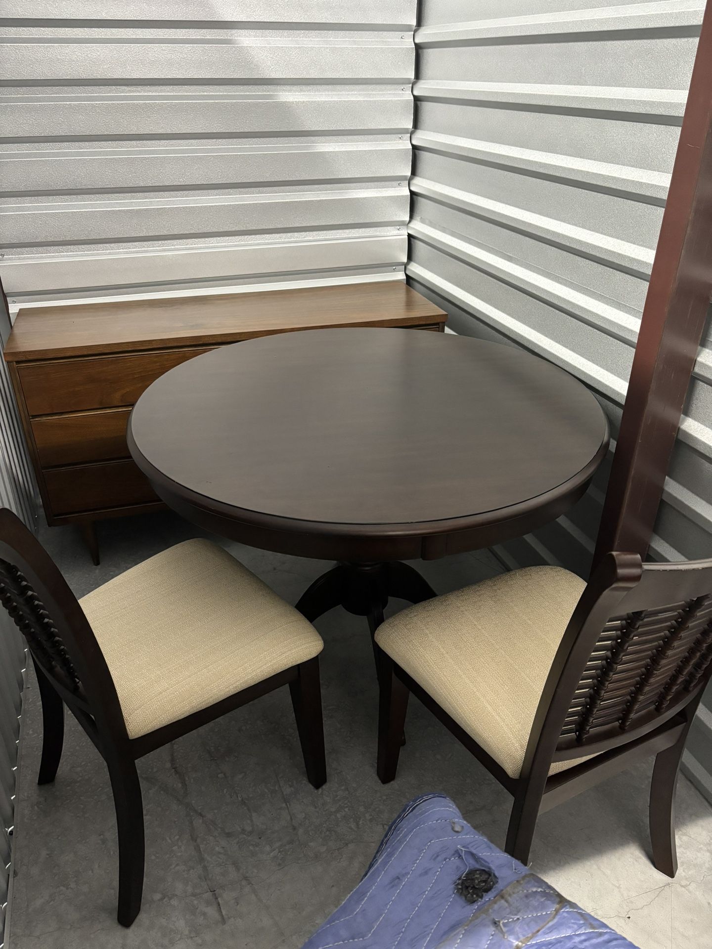 Round Dining Table And Chairs 