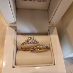 Gorgeous 10K Yellow Gold diamond ring Size 7
