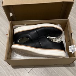 Clark’s Unstructured Black Leather Womens Sneakers (size 9w)