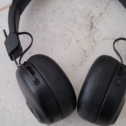 Bran New Wireless Head Phones Husband Never Uses skull Candy Works With All 4k Tv