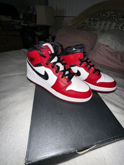 Nike Air Jordan 1 Mid “Chicago” – Size 5Y – White/Black/Red – Used