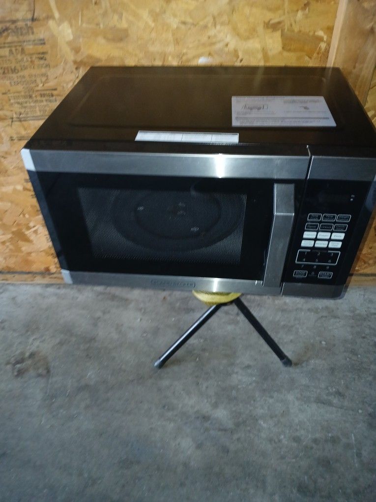 Black & Decker Microwave / Small model# EM925AAK-P