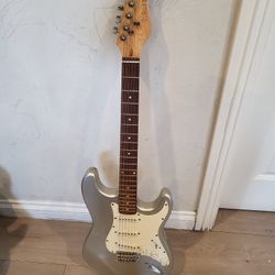 Una Guitarra Eléctrica Con Su Estucha. 