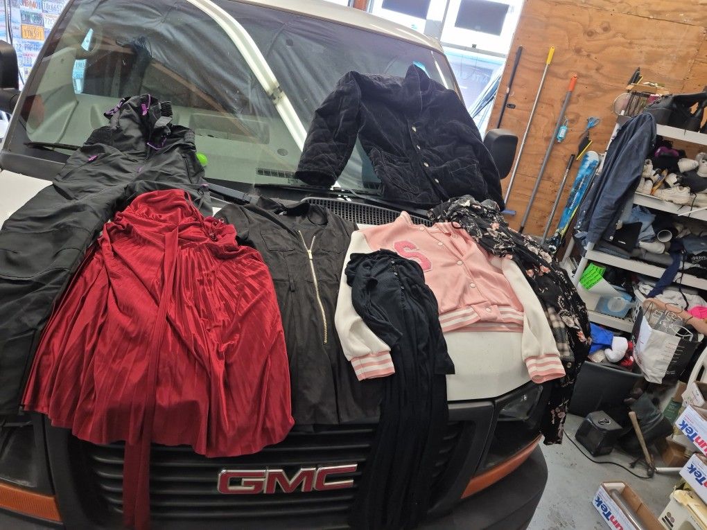Big Lot Of Women Clothes All For $ 15