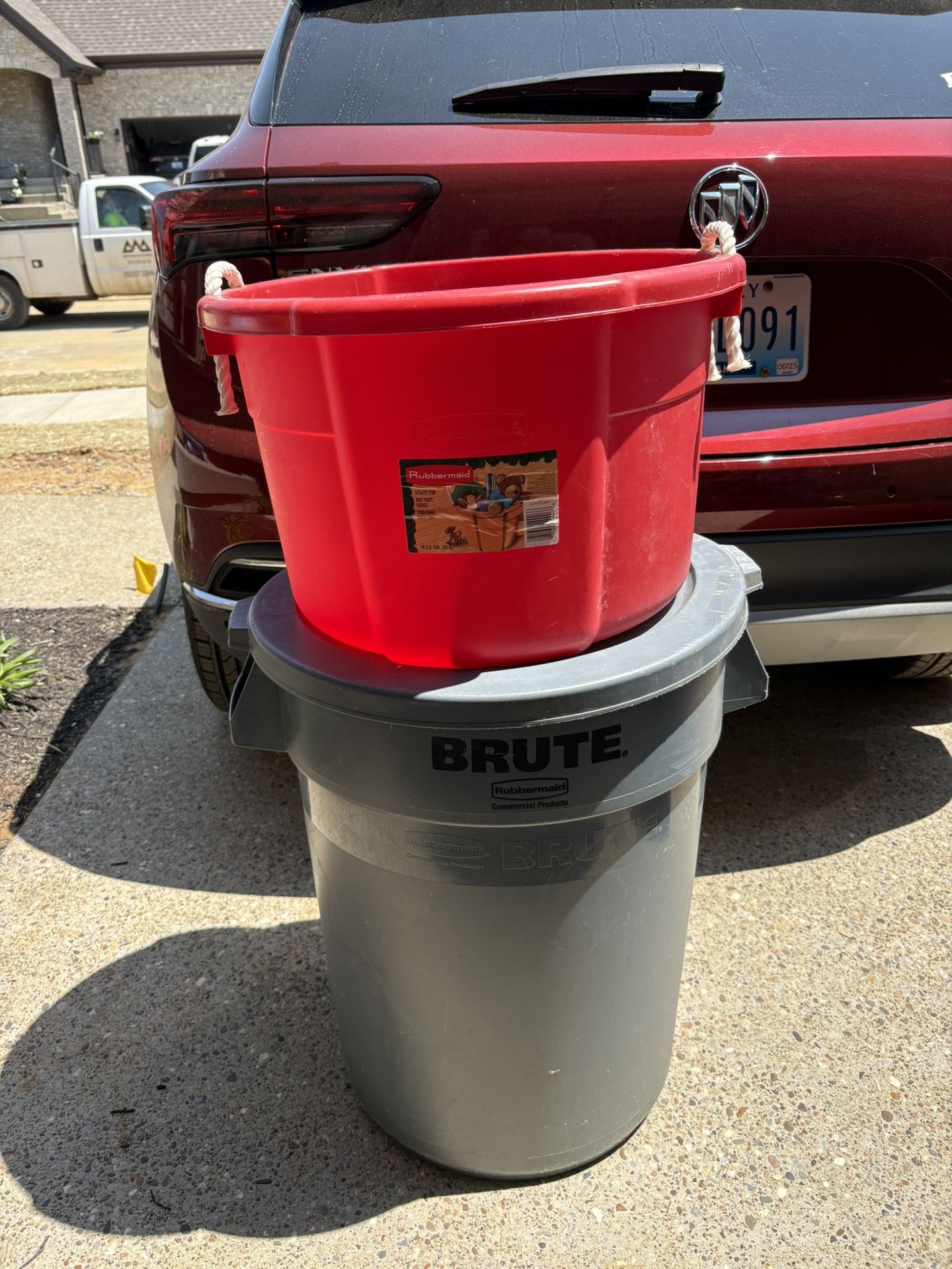 2 Rubbermaid Storage Items: Trash Can & Toy Tub