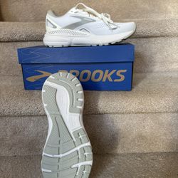 Women’s Brooks Ariel size 8. NEVER BEEN WORN!  Fabulous!