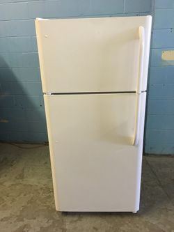 White 18 Cubic Foot Refrigerator