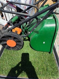 Lawn spreader