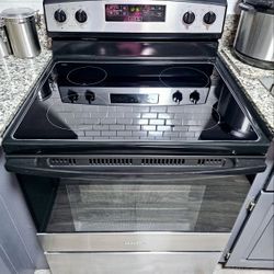 Like new! AMANA stainless steel stove, 30 inches, excellent condition, 220 volts, 4 elements, works perfectly. You can come and see it connected and w