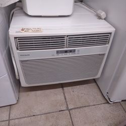 FRIGIDAIRE 12K BTU 240 VOLT AC  $299